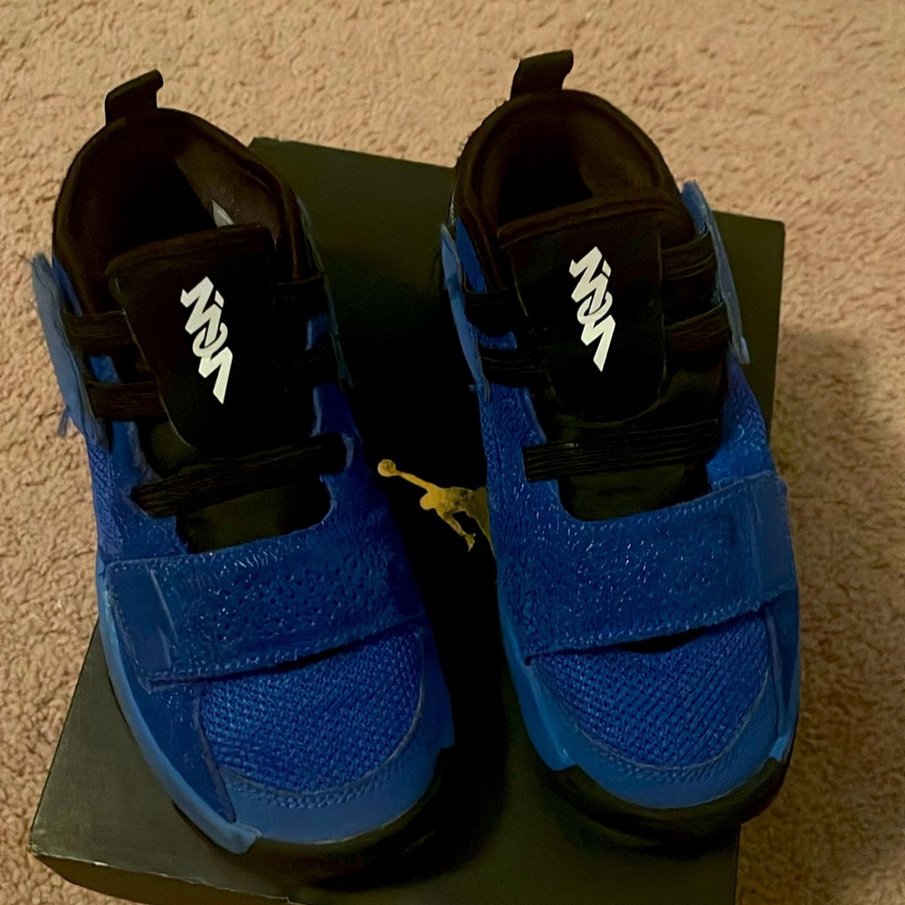 Boys Jordan Zion 2 sneakers